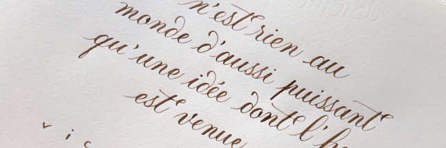 La copperplate, une calligraphie traditionnelle modernisée Citation Victor Hugo calligraphiée à la plume traditionnelle - style copperplate