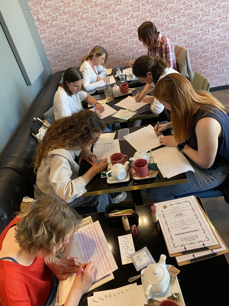 Stage découverte de la calligraphie aux feutres pinceaux (2h) - Le Comptoir des Frangine (le Pontet) - Association les Rayonnantes